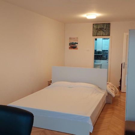 Room With Private Toilet And Balcony In City Center In Shared Apartment سبليت المظهر الخارجي الصورة