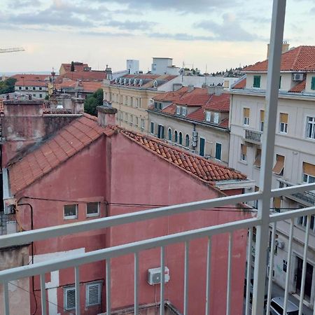 Room With Private Toilet And Balcony In City Center In Shared Apartment سبليت المظهر الخارجي الصورة