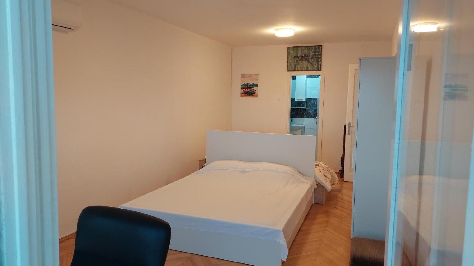 Room With Private Toilet And Balcony In City Center In Shared Apartment سبليت المظهر الخارجي الصورة